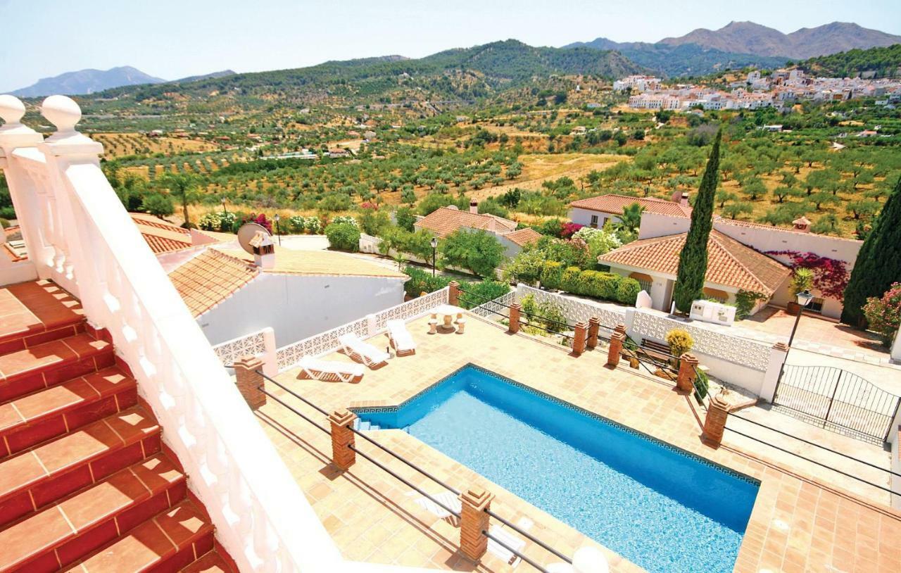 Awesome In With 3 Bedrooms, Wifi And Outdoor Swimming Pool Holiday home *