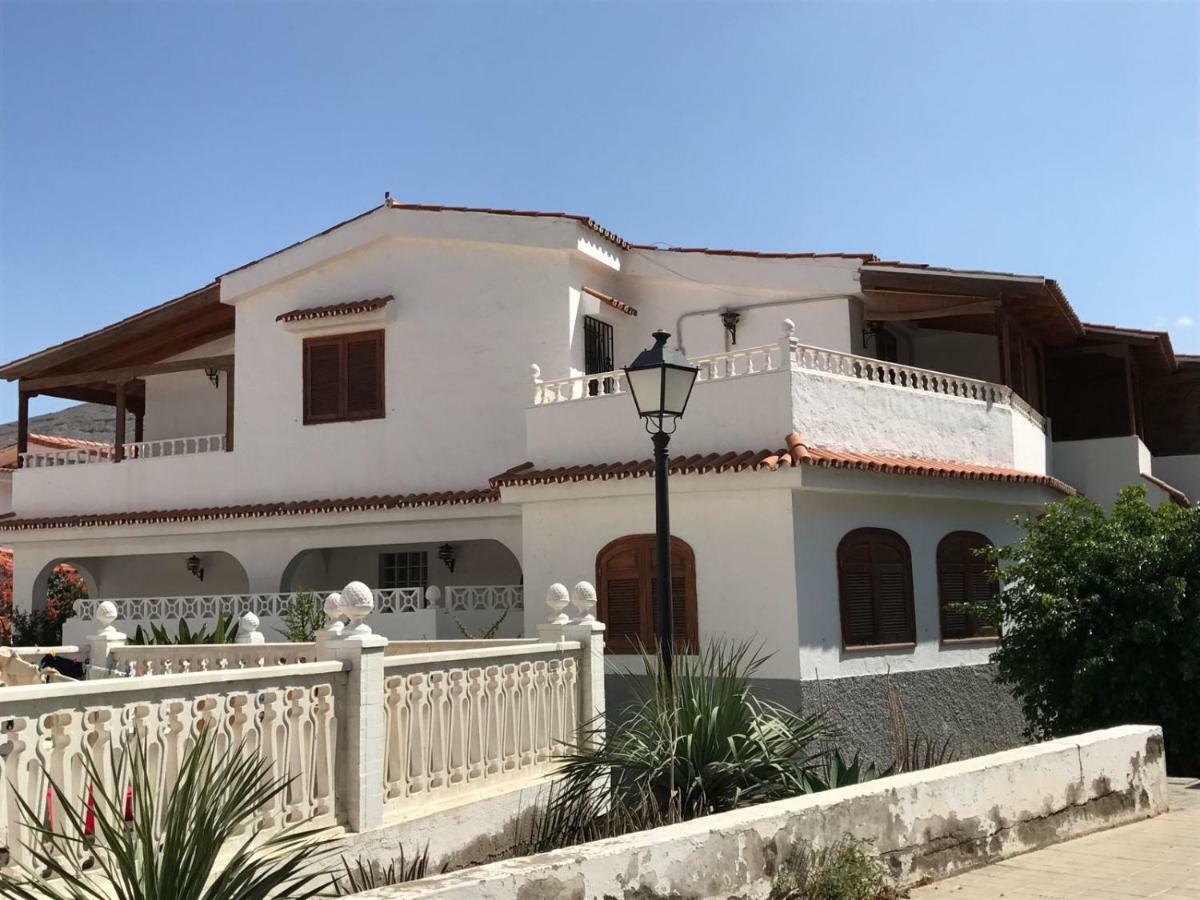 Сasa de vacaciones La Palmera1 Casa Al Primer Piso Con 2 - Two Bedroom House On The First Floor --- La Palmera 2 Casa En Planta Baja Con 1 Dormitorio, One Bedroom House On The Ground Floor *