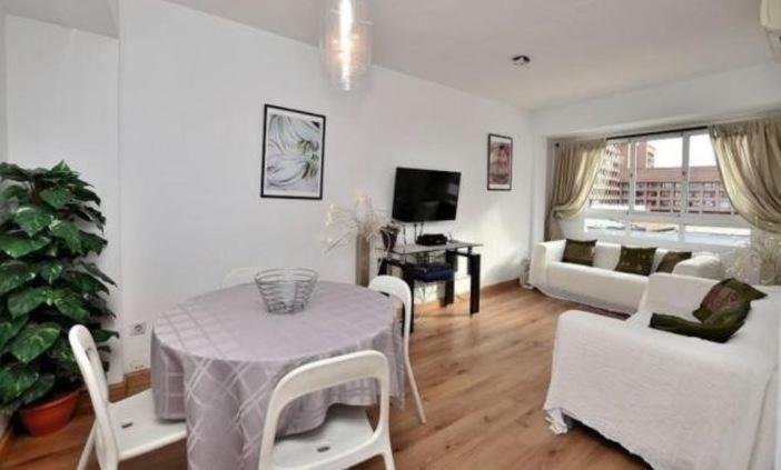 And 3 Bedroom Perfect Location Near Pyr