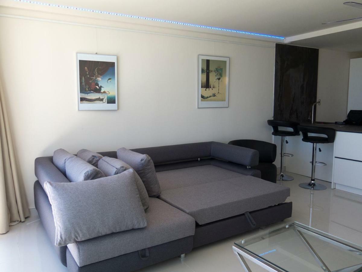 Front Port Line Sleeps 6 *