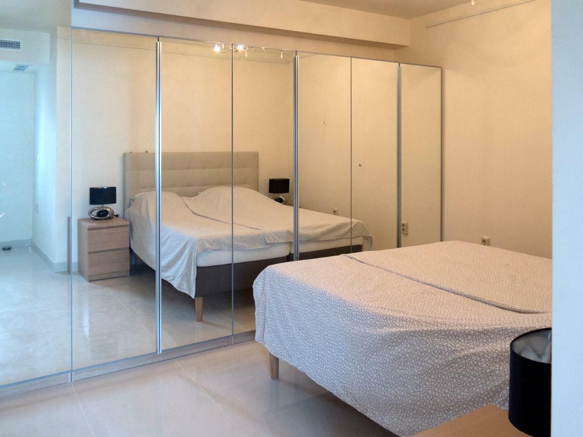 Front Port Line Sleeps 6 *