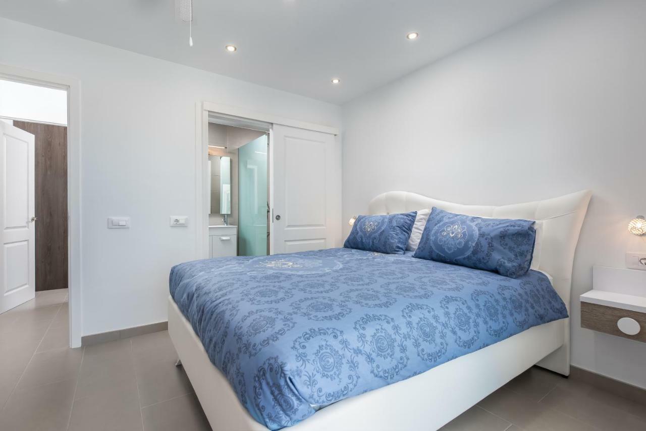 Luxurious 5* - 300m2 - Private Heated Pool - Garage - Wifi *
