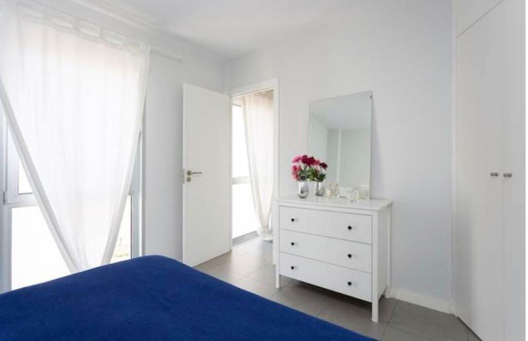 Apartment Sea View In With Pool & Private Parking Space
