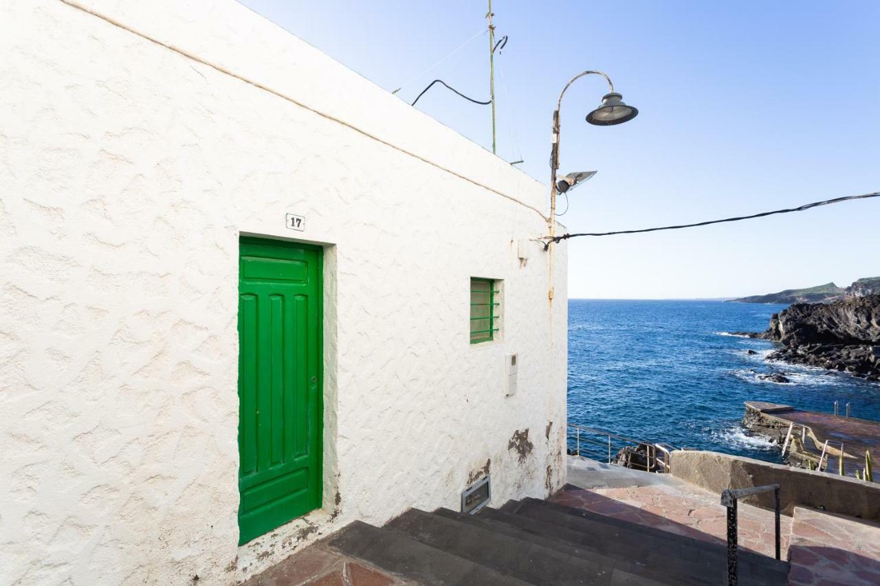 Home2book Stunning Sea Front House Holiday home El Escobonal