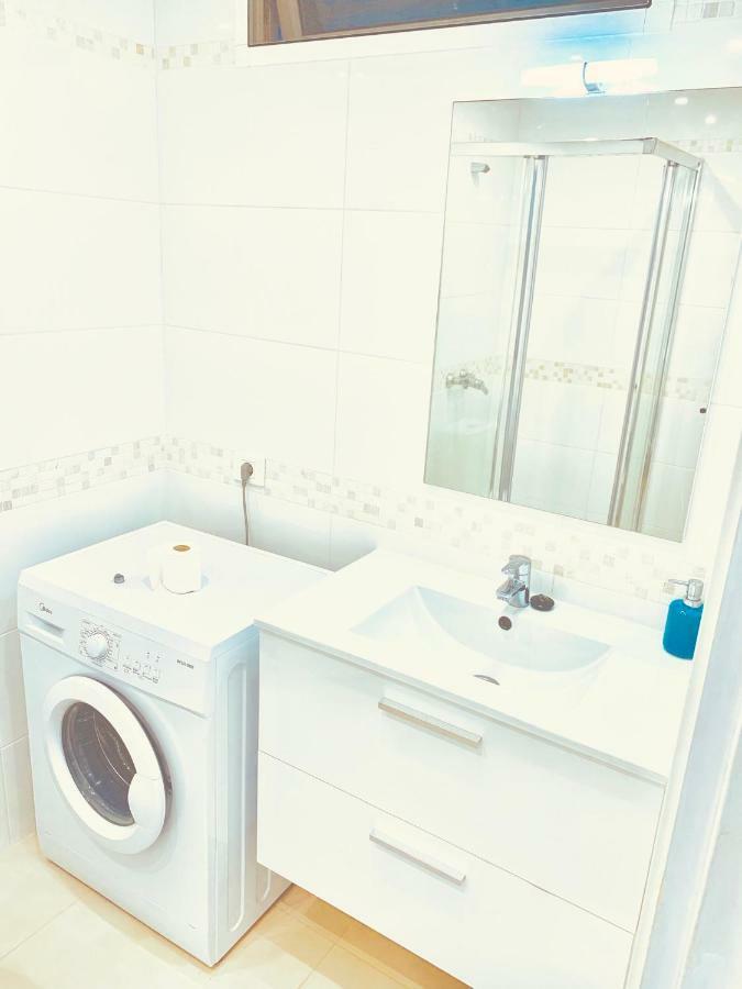 First Line Seaview Apartment *