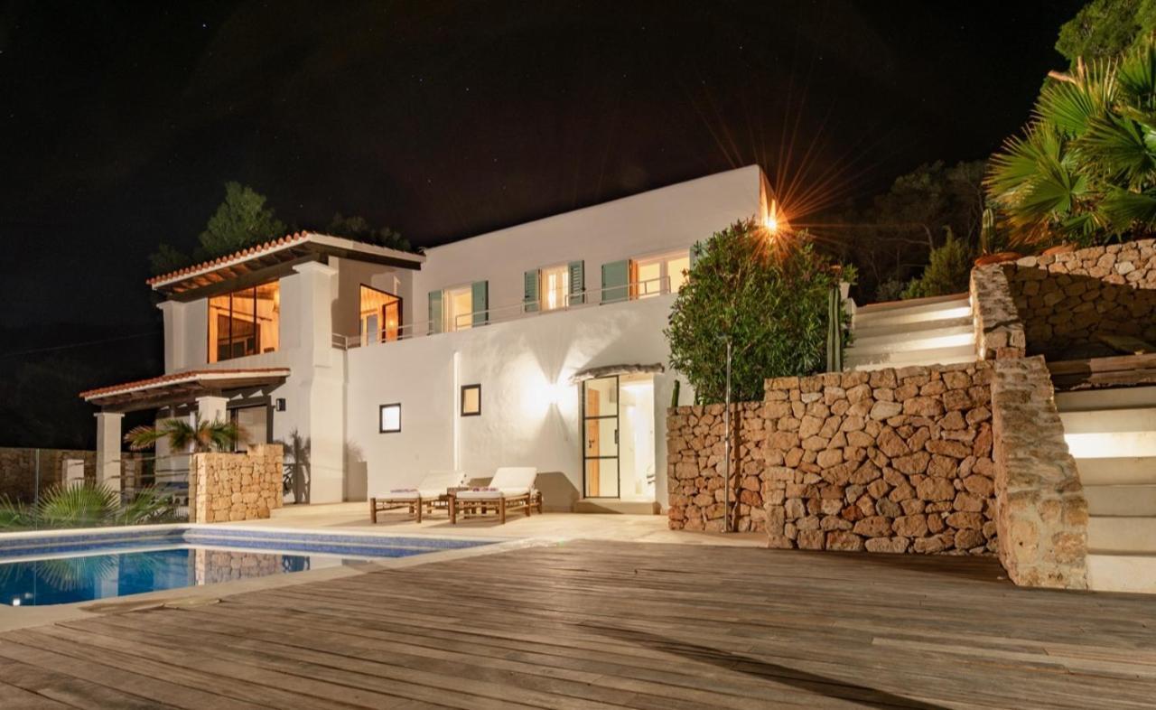 Blue Hill House, King-Of-Hill Villa With Amazing Scenery, Sunset & Sea View Holiday home *