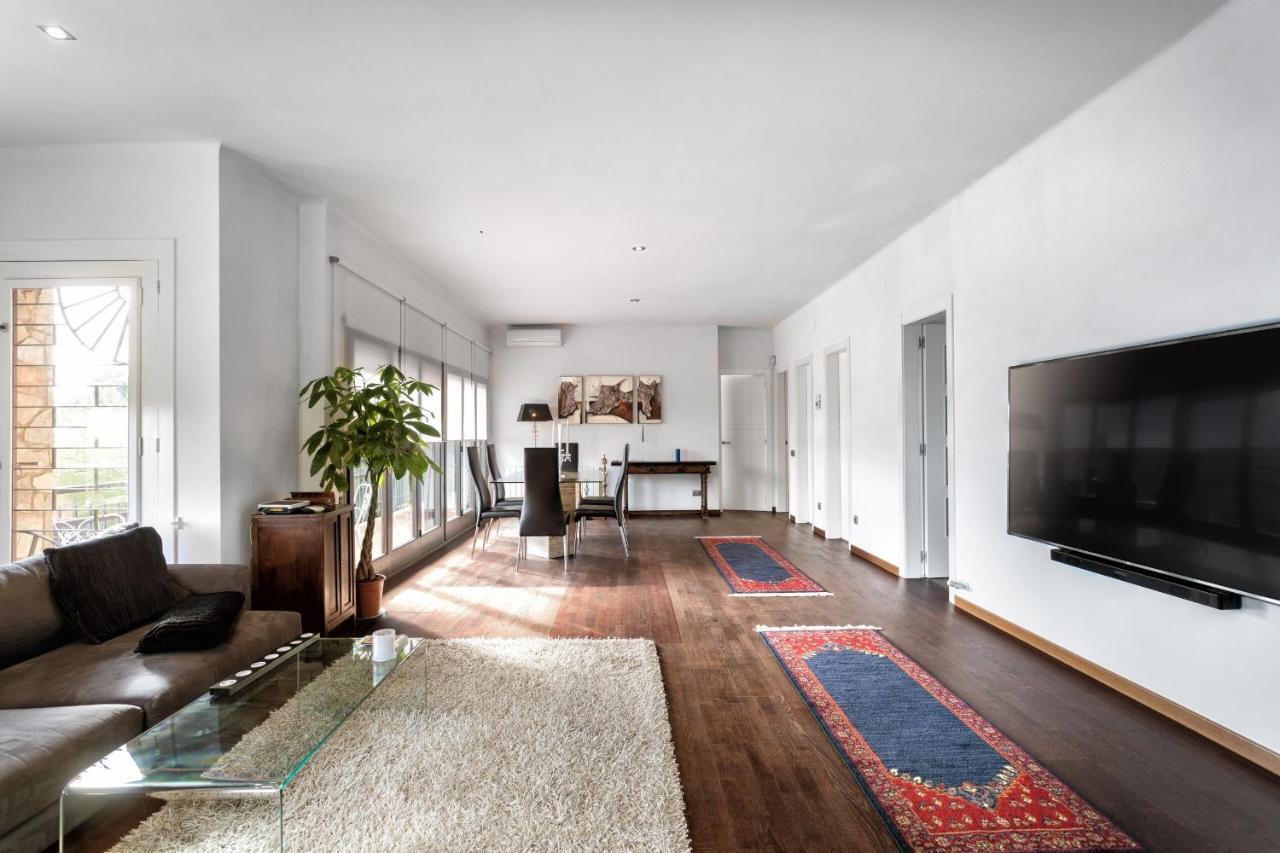 Burriac ,sunny, Spacious , Private Pool Villa