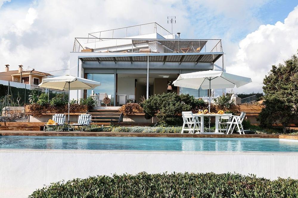 Villa Sea Front Luxurious