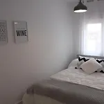Edificio Privado Con Terraza