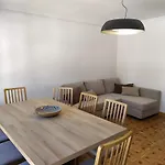 Piso Amplio Y Luminoso- Recien Reformado