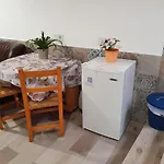 Habitación independiente con baño y patio en Cremallera de Montserrat