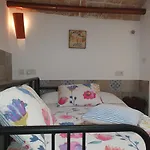 Habitación independiente con baño y patio en Cremallera de Montserrat