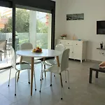 Apartamento moderno con piscina y parking cerca de la playa