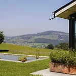 Casa con gran jardín y piscina en Cabarceno