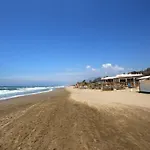 Belvilla By Oyo Golden Beach House