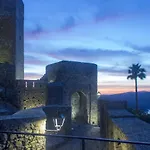 Casa En Fortaleza Medieval
