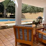 Una Planta En Villa Angelita Con Vista Al Mar Para Seis Personas Tres Dormitorios Dos Banos Terraza Cocina Piscina
