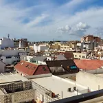 En el centro y al lado de la playa