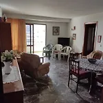 En el centro y al lado de la playa