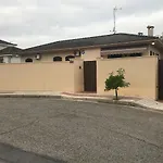 Luxurious Villa. Private Pool, Padel Court. Subway