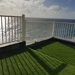 Precioso ático con mucho encanto y vistas al mar.