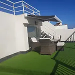 Precioso ático con mucho encanto y vistas al mar.
