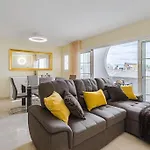 Large House With Garden And Direct Access To The Pool