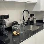 Apartamento Nuevo Con Patio, Situado En El Centro.