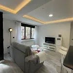 Apartamento Nuevo Con Patio, Situado En El Centro.