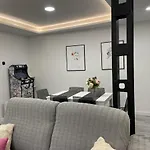 Apartamento Nuevo Con Patio, Situado En El Centro.