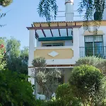Spacious Flat With Pool In Marbella