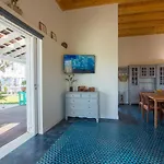Casa Autosustentable Con Piscina, Huvagondili