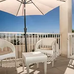 Luminosa vivienda vacacional con vista a la piscina