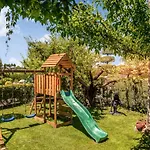 Lujosa Casa Rural con barbacoa, chimenea y zona de juegos infantil