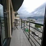 Apartamento con balcón y vistas al mar
