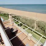 Atico espectacular piscina privada frontal al mar