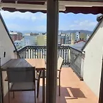 Atico con terraza y piscina comunitaria