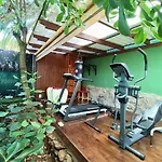 Estudio rojo en finca privada
