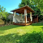 Estudio rojo en finca privada