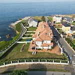 Chalet Pareado Con Jardin En 1ª Linea De Mar