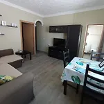 Apartamento con terraza, tipo ático, dos dormitorios y salón con sofá cama