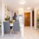 Stylish Design With Ocean, Pool View, King Size Bed, Wifi, Smart Tv, Free Parking 2 Pools Access