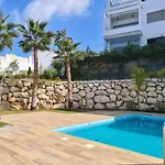 Piso de lujo nuevo con jardin privado y aire acondicionada