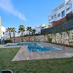 Piso de lujo nuevo con jardin privado y aire acondicionada
