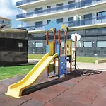 Apartamento con piscina y jardín