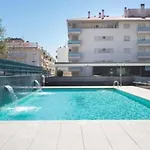 Apartamento con piscina y jardín