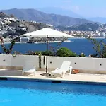 Coral Paradise Apartment With Swimming Pool