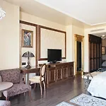 Portaventura Hotel Lucy\'S Mansion - Includes Unlimited Access & Express Wristband To Portaventura Park & Ferrari Land