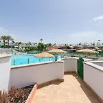 Bungalow Vista Golf con terraza y piscina