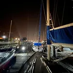 Velero en el corazón de El Puerto
